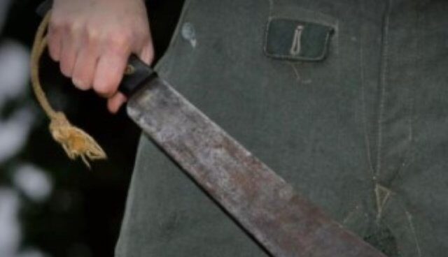 Un tânăr a reușit să intre nestingherit cu o macetă într-un club din campusul Tudor Vladimirescu, unde a lovit un petrecăreț de două ori în zona gâtului