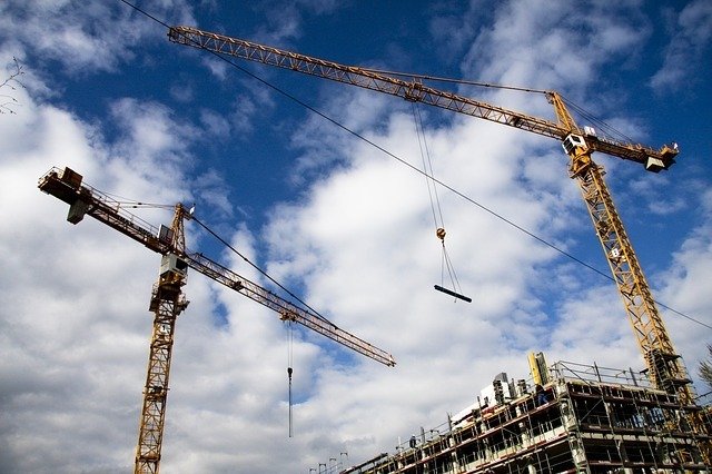 Piaţa materialelor de construcţii stă să explodeze. Semne rele de la doi mari producători ieşeni