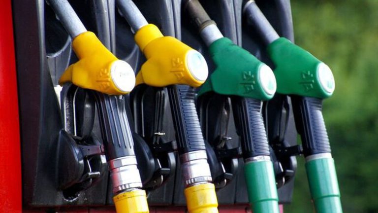 20 lei în plus la un plin. De mâine cresc prețurile la carburanții auto. Calcule: cât va costa un litru de benzină sau de motorină? Exemple de la Iași