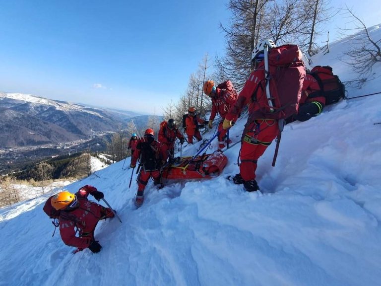 Maramureș: Salvamontiștii plecați după doi ucraineni care ceruseră ajutor pe munte au găsit încă doi de care nu știau nimic