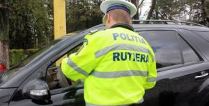 Un primar prins fără permis, RCA și ITP a încercat să fugă de polițiști prin curțile oamenilor