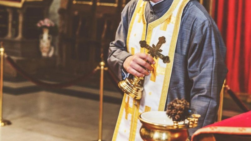 Un preot și-a bătut concubina și pe fiul lor de 17 ani. Reacția Mitropoliei de la Iași