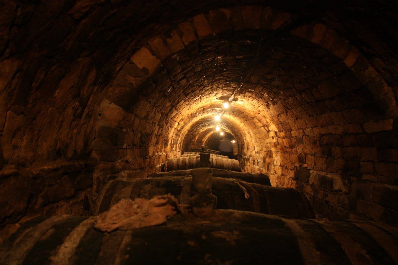  Am coborât la 18 metri sub pământ, în pivniţele lui Adamachi, Kogălniceanu şi Sadoveanu şi în tunelul care le leagă. (VIDEO EXCLUSIV)