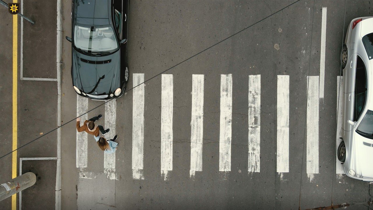O fată de 13 ani, lovită de o maşină când traversa strada pe trecerea pentru pietoni