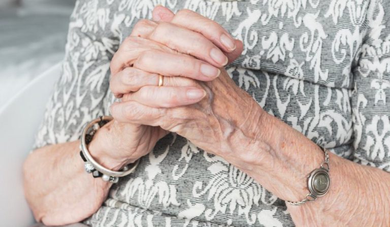 De ce femeile îmbătrânesc mai încet? Potenţială explicaţie după descoperiri recente