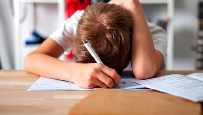  Psiholog: Imaginaţi-vă cum se simte un copil când părintele nu îi spune doar o dată că are ceva foarte important de rezolvat, ci de fiecare dată când el vine să îi ceară ajutorul. Acel copil va creşte cu o problemă legată de stima de sine