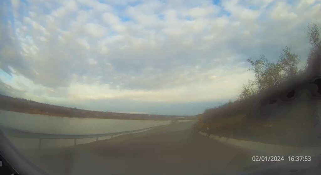  Capcană periculoasă pe o şosea din Iaşi modernizată cu fonduri UE. Petice umplute cu pământ, acuze politice PSD-PNL (VIDEO)