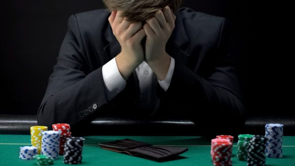 Dependenţa unui ieşean de jocurile de noroc: Andrei îşi pierde salariul de 4.000 de lei într-o oră