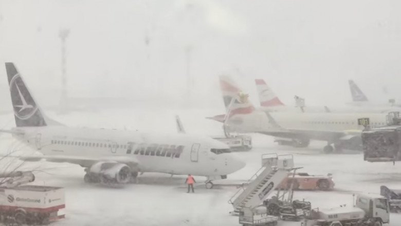 Mai multe zboruri de pe Aeroportul Iași, date peste cap de prima ninsoare din această iarnă. Unele curse înregistrează întârzieri de până la trei ore