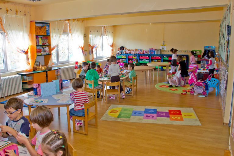 La o grădiniță din Sibiu, o educatoare a încuiat un copil într-o debara, considerând că aceasta este soluția pentru a-l calma