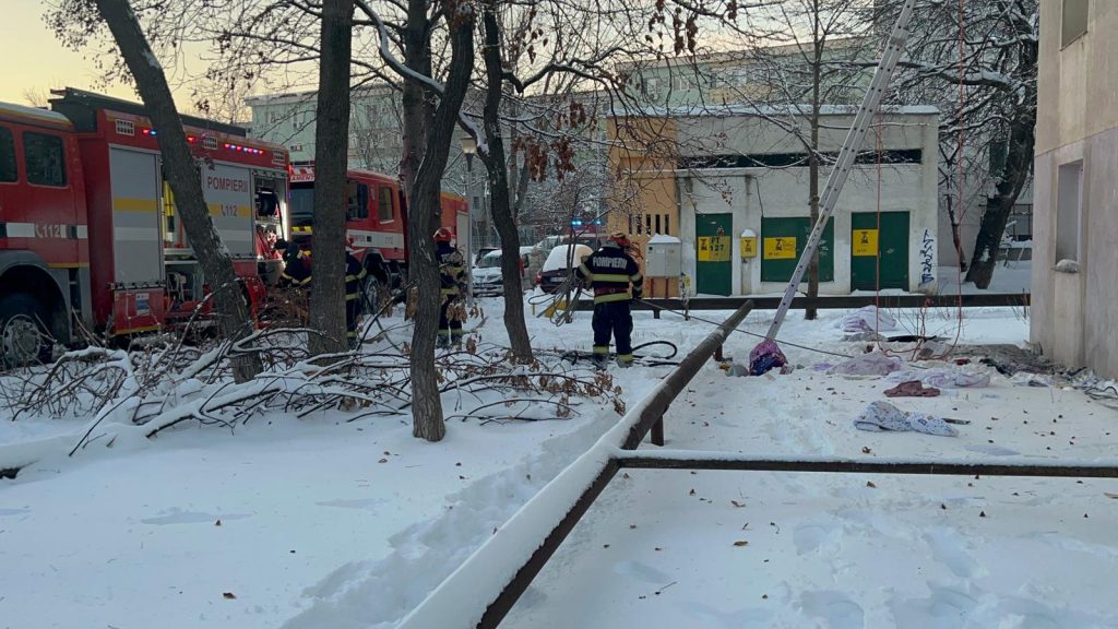  Incendiu puternic la un bloc din Iaşi: O femeie s-a aruncat de la etaj cu copilul în braţe