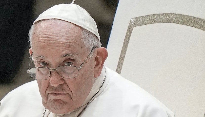  Papa Francisc, aflat în stare critică, a avut o noapte liniștită și „s-a odihnit bine” 