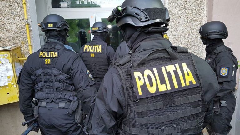 Douăsprezece persoane din Bacău, Neamț și Zurich, reținute într-un dosar de trafic de minori, proxenetism și spălare de bani