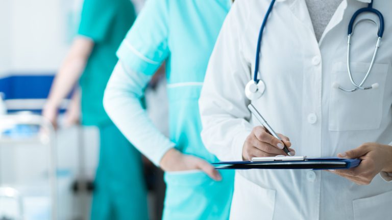 Cum încearcă un spital din România să atragă medici: locuință de serviciu și mii de lei în plus la salariu