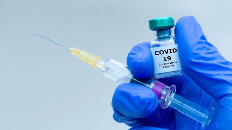 COVID-19 nu a dispărut, ci s-a transformat. Zeci de cazuri în Iaşi, de la începutul anului. A apărut şi vaccinul mono-doză. Cui îi este recomandat?