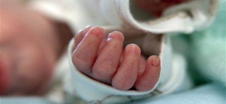  Bărbatul acuzat că a aruncat în latrină bebeluşul concubinei sale a fost instigat chiar de către femeie să comită gestul. Cei doi au fost trimişi în judecată în stare de arest preventiv