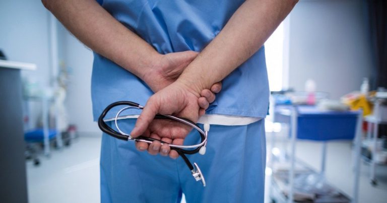Tot mai mulți medici români, atrași de „mirajul străinătății”