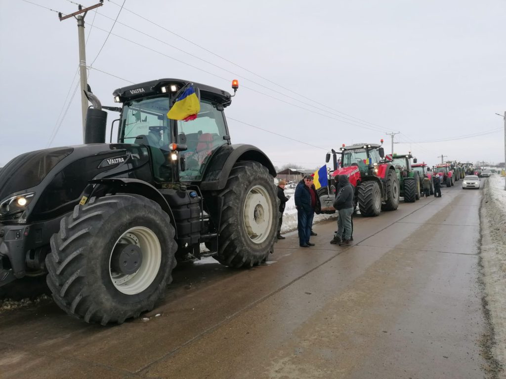  VIDEO O coloană de tractoare se îndreaptă spre Iași. Protestul fermierilor se extinde