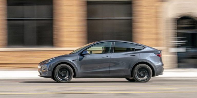 Înmatriculările Tesla în Franța s-au prăbușit în luna martie, vânzările Renault-Dacia sunt stabile