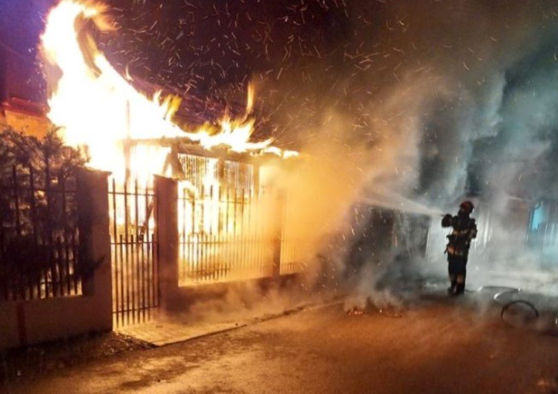 Un jandarm care pleca spre serviciu l-a salvat dintr-un incendiu pe vecinul său, în vârstă de 91 de ani, veteran de război