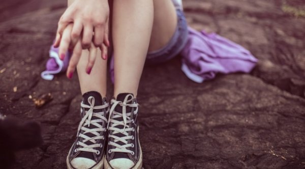 Scene de o violență rară. Un adolescent de 16 ani, pește pentru o fată de doar 14 ani. „Ai înnebunit la cap?”