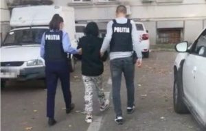 Mureş: Anchetă a Poliţiei, după ce imagini în care se vede cum o adolescentă este bătută de alte fete. Fetele implicate au 12 şi 13 ani