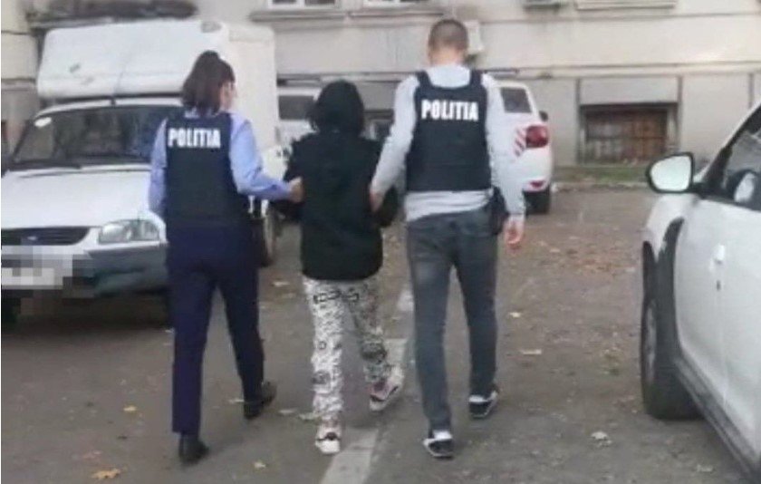 Mureş: Anchetă a Poliţiei, după ce imagini în care se vede cum o adolescentă este bătută de alte fete. Fetele implicate au 12 şi 13 ani