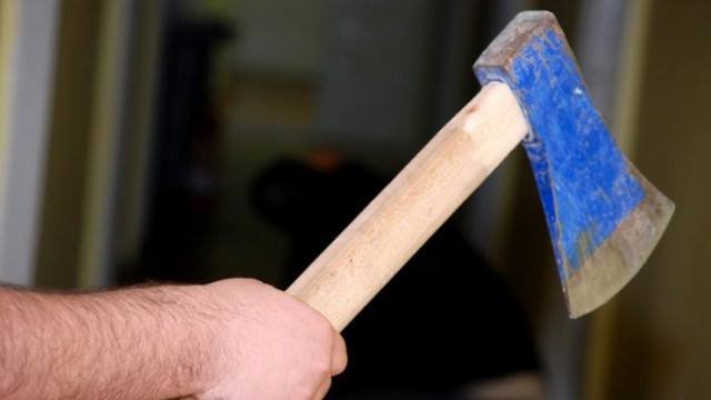 „Îţi dau un topor în cap şi mă duc la puşcărie... S-ar putea să te jupoi” - Un bărbat care își amenința cu moartea concubina, a fost reținut de autorități