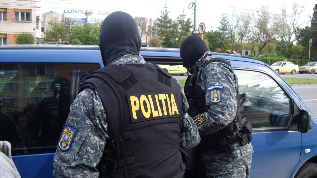 Polițist din Bacău, arestat după ce a falsificat ani de zile probe pentru a-i scăpa pe interlopii Mîrza de dosare penale