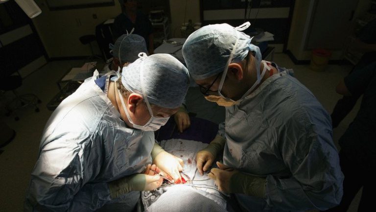 Doi pacienți au primit „darul vieții” înainte de sărbători, transplanturi de rinichi după 20 și 7 ani de dializă: „Făceam 120 de km de trei ori pe săptămână”