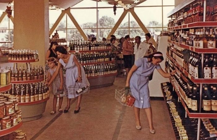 „Preţurile în comunism erau atât de stabile, încât oamenii îşi amintesc şi azi cât costa un pachet de biscuiţi” – analiză economică a comunismului
