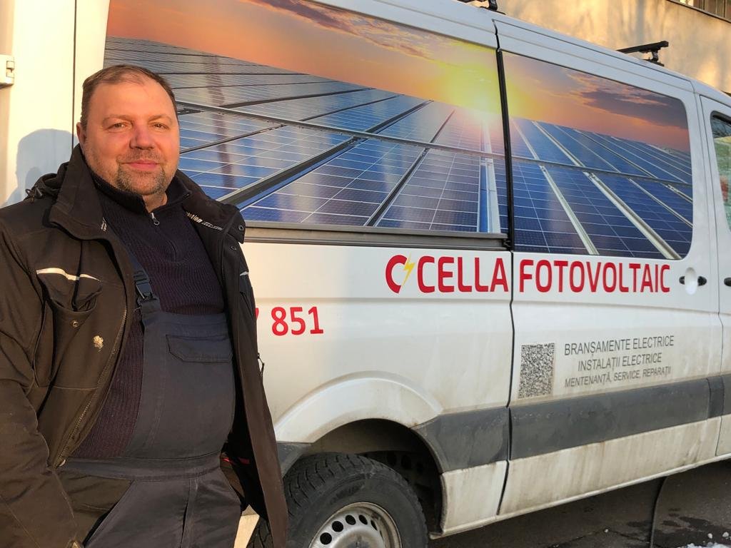 Un inginer electrician care a lucrat 20 de ani la EON şi 10 în Occident s-a întors acasă. Îşi pune speranţe în montarea panourilor fotovoltaice