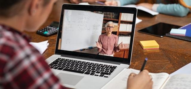  Zoom, Microsoft Teams sau Google Meet? Încăierare cu jandarmi după o controversă academică ieşeană, pusă “în scenă” de un cunoscut universitar