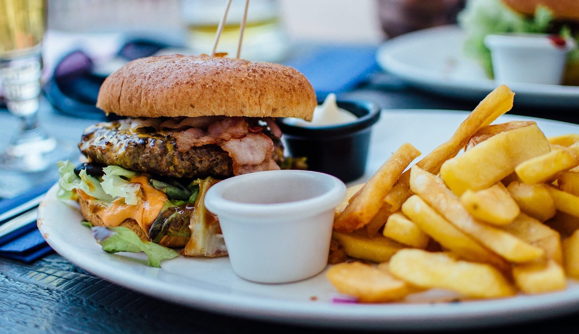 Sunt gustoase, dar te pot ucide. Legătura dintre fast food, alimentele ultraprocesate şi decesele premature 