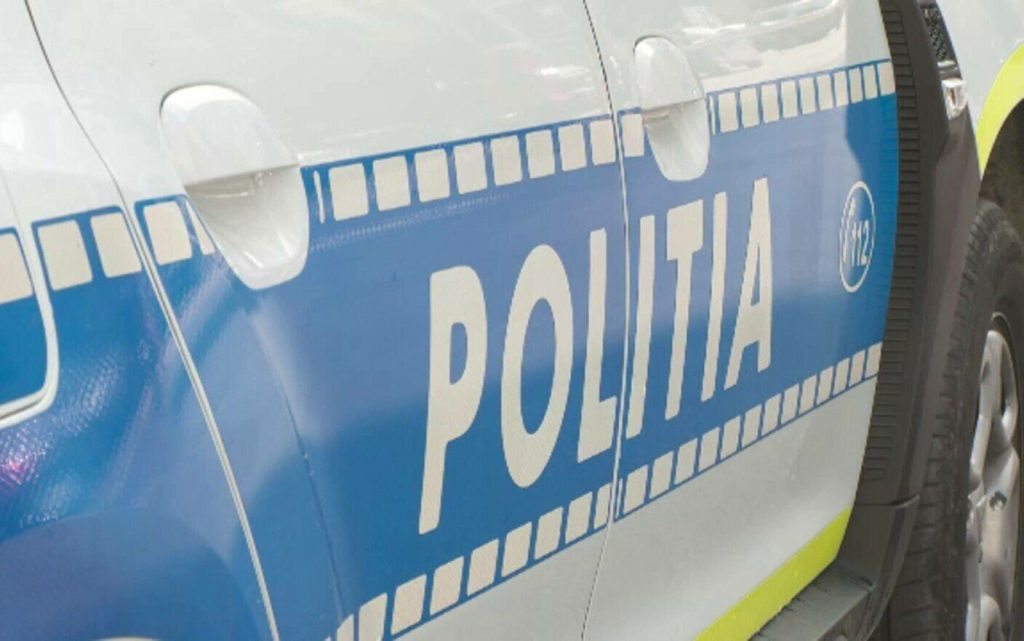  Doi poliţişti au fost bătuţi pe o stradă de mai multe persoane