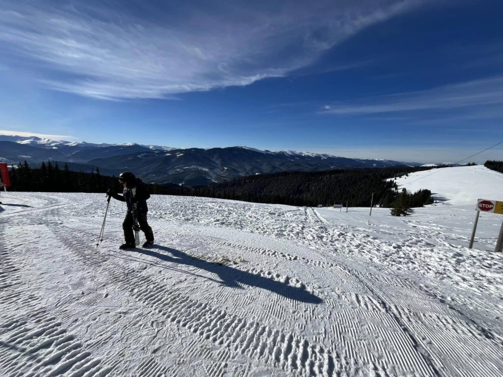  Distracţie într-o ţară în război: zeci de ieşeni merg la schi în Bukovel, Ucraina. Preţuri la jumătate, condiţii  bune