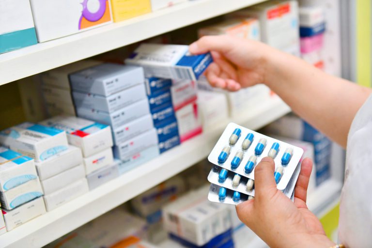 Farmacist: Unii bolnavi ar putea renunţa la tratament din cauza scumpirilor. Impactul creşterii TVA la medicamente şi suplimente asupra farmaciştilor şi bolnavilor