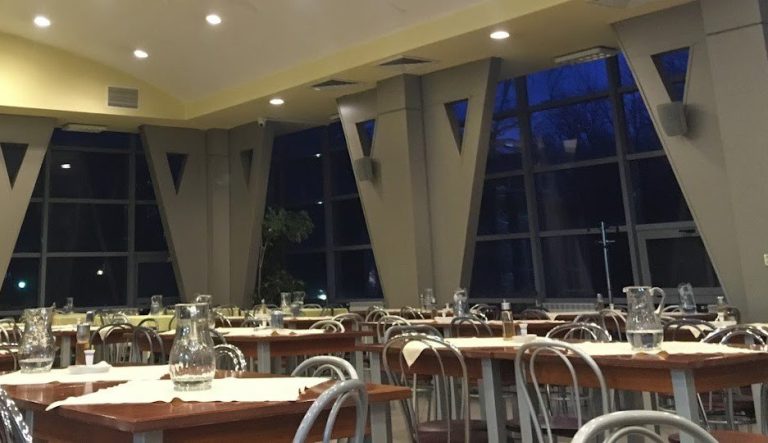 Locul din Iași unde poţi mânca meniu cu trei feluri la 10 lei. Mâncare ieftină şi gustoasă = student fericit. Un raid prin cantine