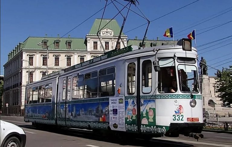 V-aţi întrebat cine sunt cei ce pictează tramvaiele? Viaţa de student artist la Iaşi