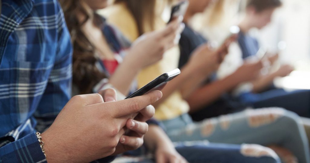 Să fie doza prea mare de comoditate a studenţilor de azi un produs al învăţământului online? Ce spun studenţii? Ce spun profesorii?