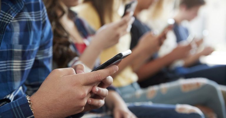 Să fie doza prea mare de comoditate a studenţilor de azi un produs al învăţământului online? Ce spun studenţii? Ce spun profesorii?