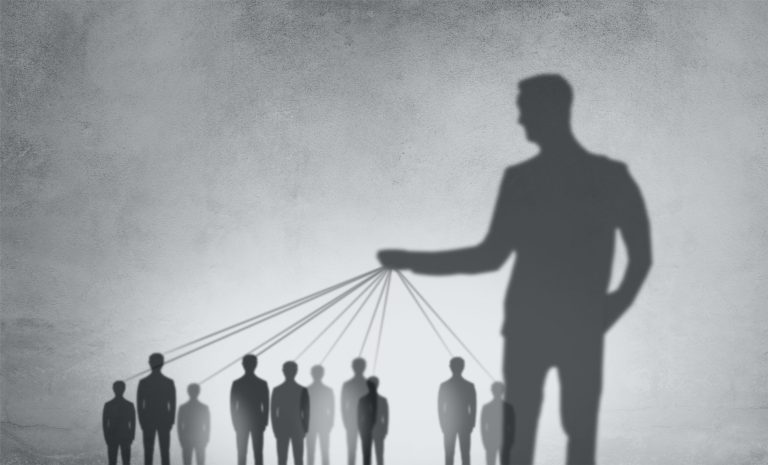 De ce unii vorbesc doar despre ei înșiși fără să și asculte? Narcisism, egocentrism sau complexe? Opinia unui cunoscut psiholog ieșean