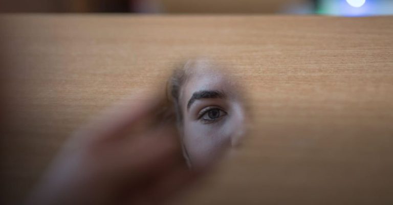 Pedeapsă exemplară: un ieșean care și-a pus iubita să se prostitueze și s-a mai folosit și de o minoră a fost condamnat la 25 de ani de închisoare