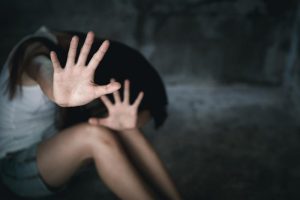 O tânără pe jumătate dezbrăcată a fost observată pe străzile din Botoșani. Când au luat-o la întrebări, trecătorii s-au îngrozit