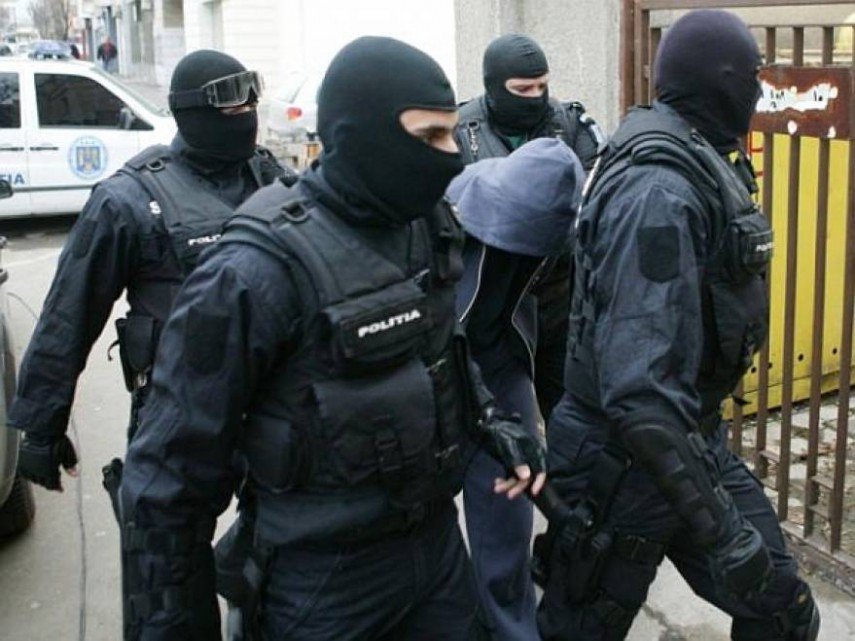  Arestări în Iaşi într-un dosar de vânzare de droguri. Cum erau fidelizaţi clienţii