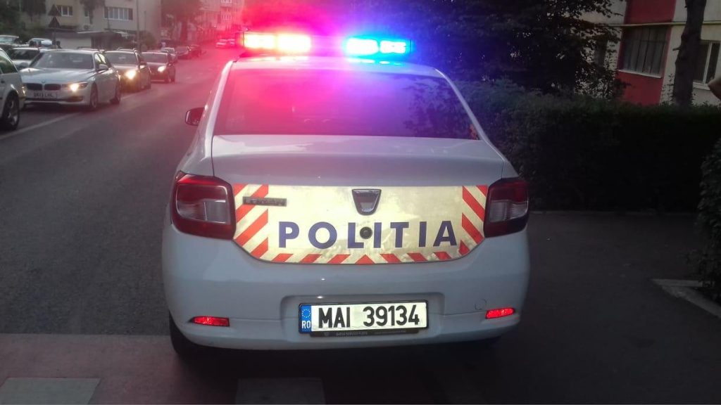  VIDEO Anchetă la Cluj, după ce o maşină a Poliţiei a fost filmată circulând pe trotuar