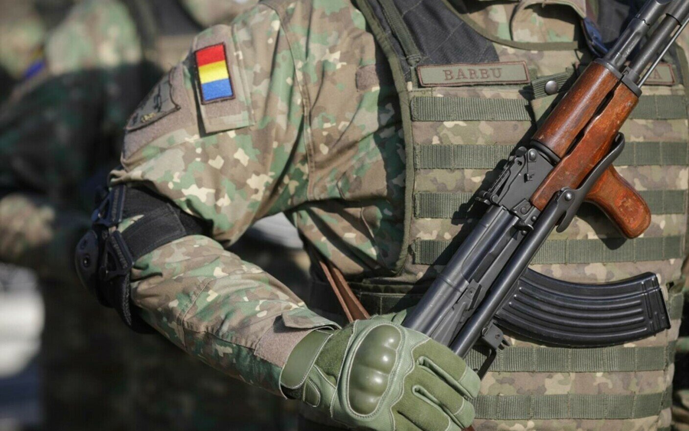 Militar din cadrul Garnizoanei Târgu Jiu, găsit împuşcat în cap