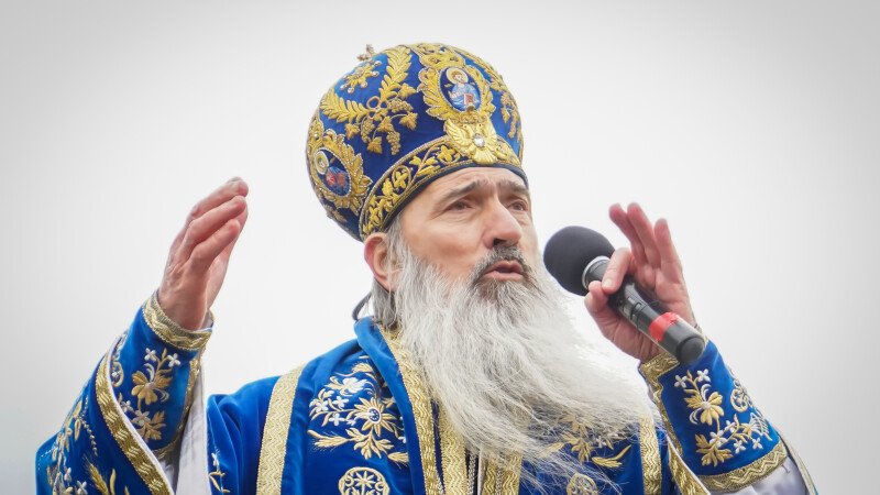 Arhiepiscopul Tomisului, întrebat dacă este normal ca un preot să împărtăşească persoanele care trăiesc în concubinaj sau care fumează: Doamne-fereşte!