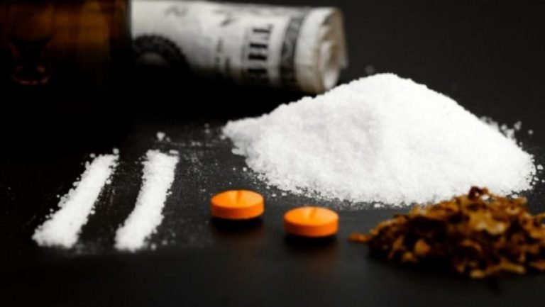  Bărbat arestat preventiv după ce a fost prins când vindea un kilogram de cristal 3-CMC