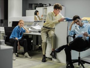 De ce nu reușesc tinerii din Generația Z să se angajeze? În Marea Britanie, aproape un milion de tineri sunt şomeri